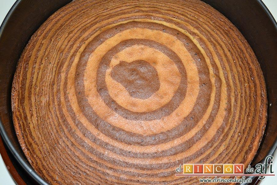 Bizcocho de tigre y zebra, hornear y dejar enfriar