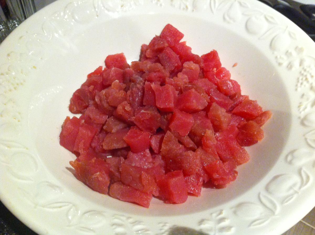 Atún cortado en dados pequeños