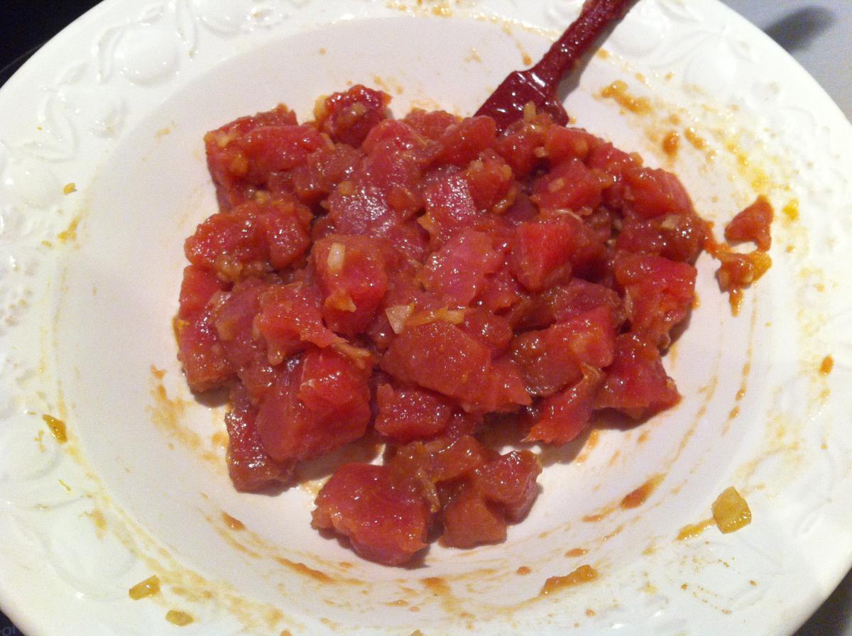 Mezclando los ingredientes del tartare de atún