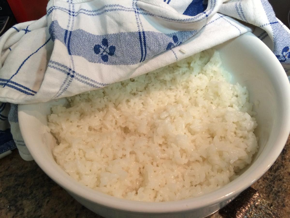 Preparando el arroz de sushi