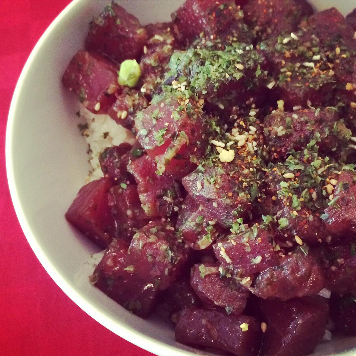 Donburi de atún rojo con wasabi y furikake y alga nori picada