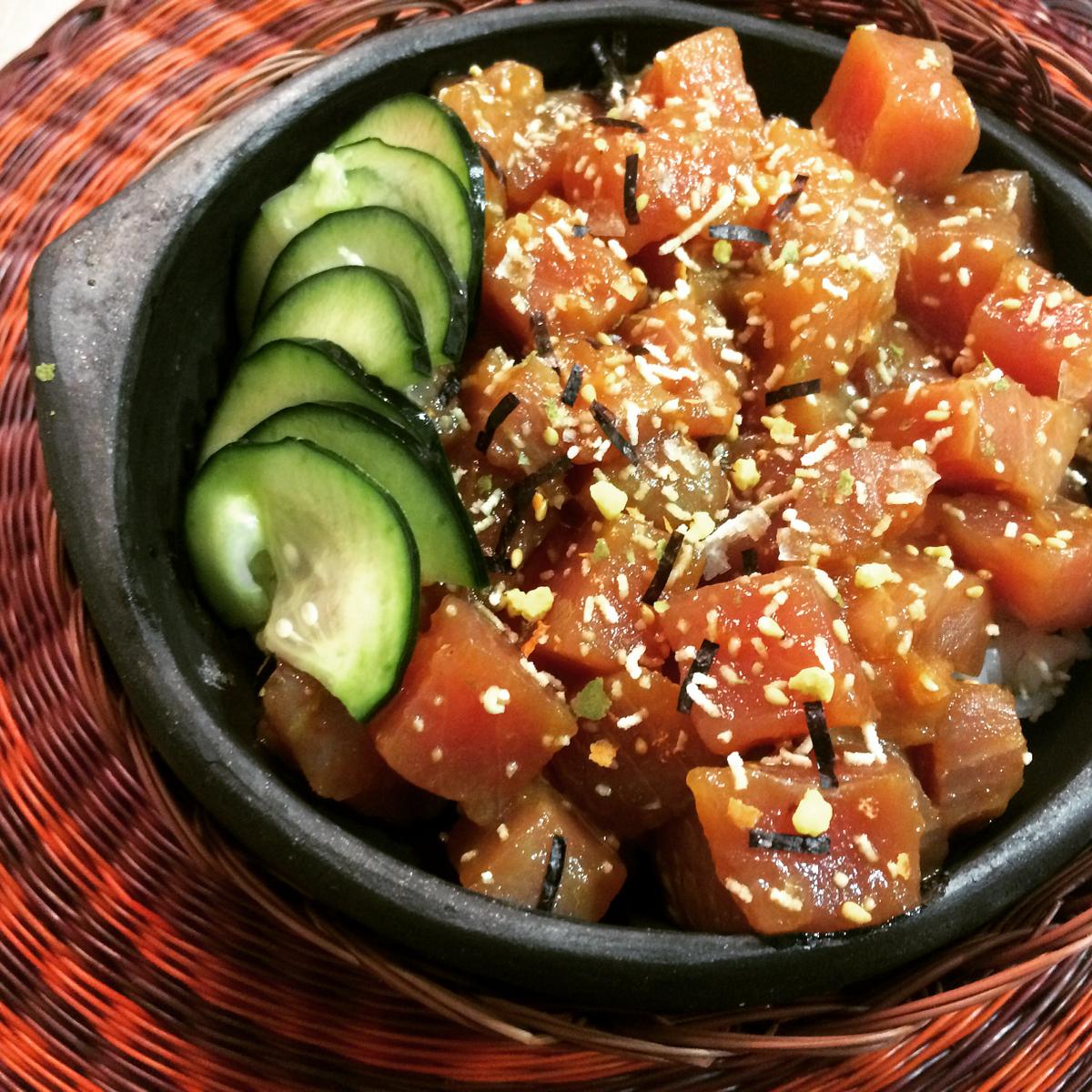 Donburi de bonito del norte con pepinillos caseros y furikake