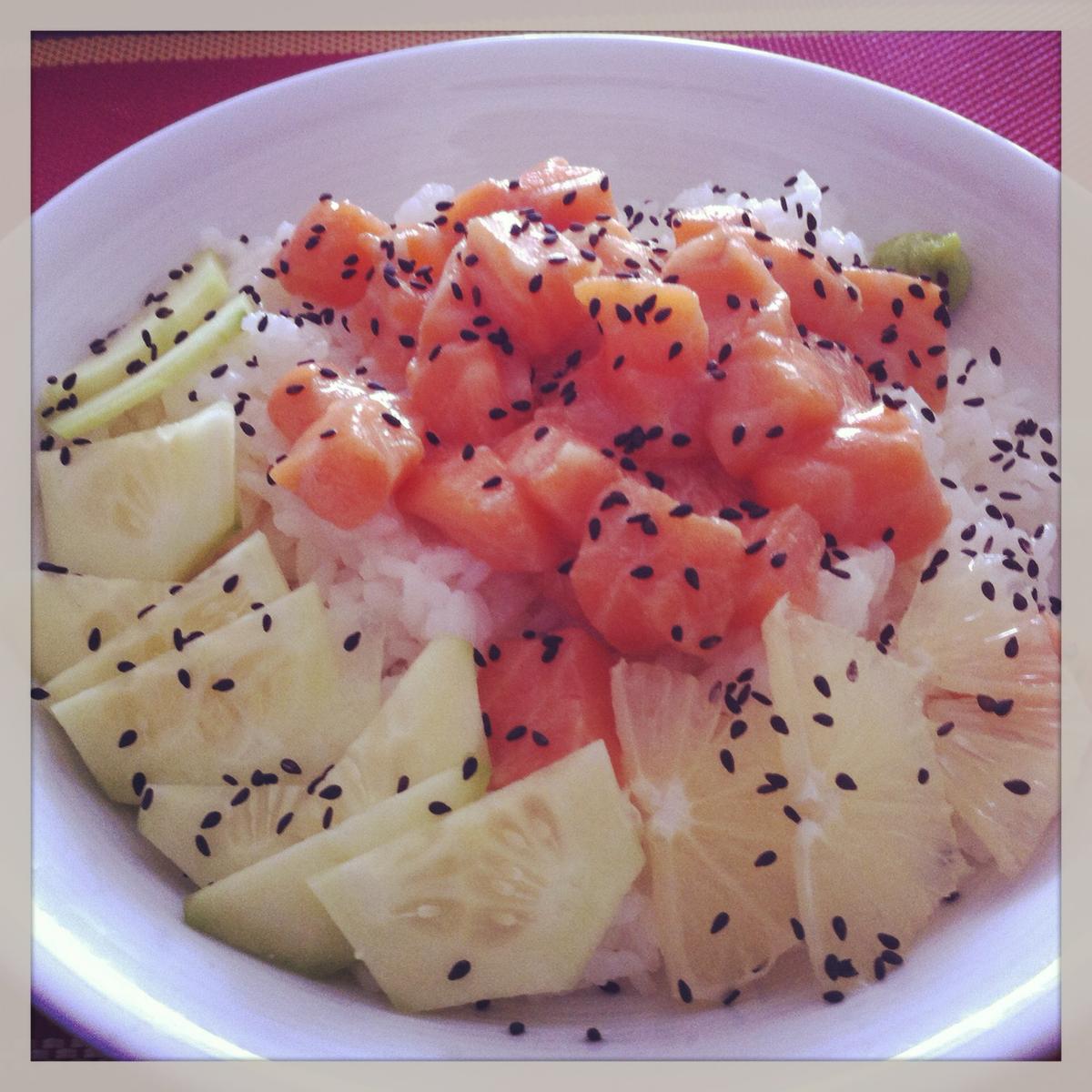 Donburi de salmón en tartare con pepino fresco