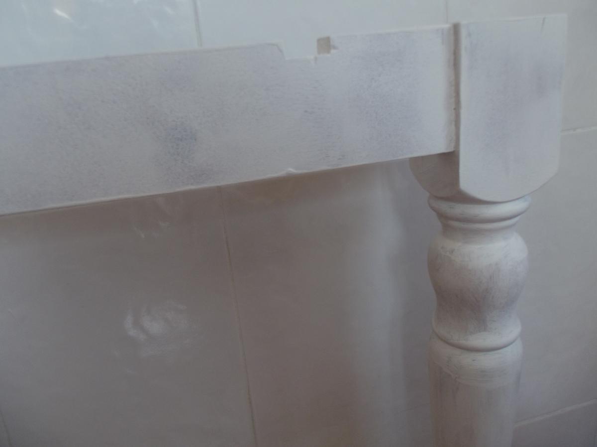 Patas lijadas de mesa de pino desmontada para renovar