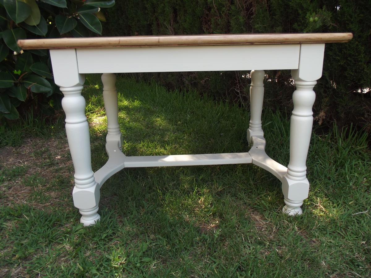 mesa de pino renovada