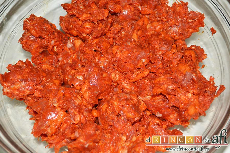 Sartén riojana, en un vaso triturador ponemos los dientes de ajo, el pimentón y un poco de aceite de oliva, troceamos la carne, removemos y dejamos que se impregne en el adobo