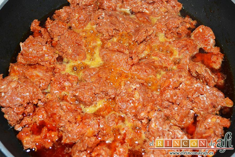 Sartén riojana, separar poco a poco la carne con una cuchara de madera