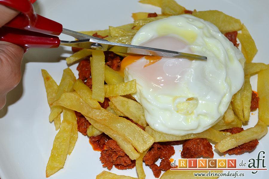 Sartén riojana, corta la yema por la mitad