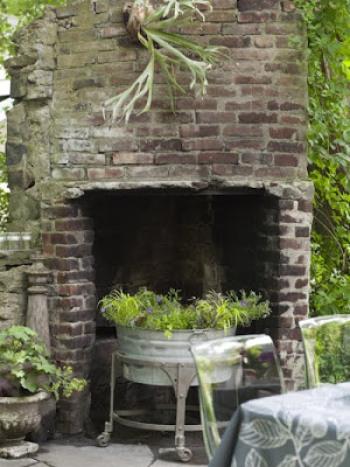 Chimenea en el jardín
