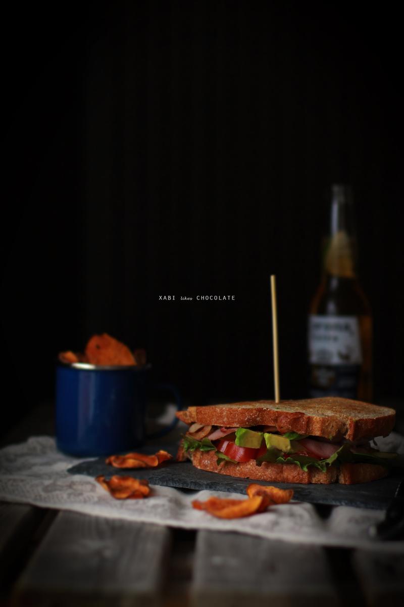 Club Sandwich, sandwich de pollo, bacon y aguacate, receta sandwich, estilismo culinario, blog de cocina, recetas, food styling, sandwich photography