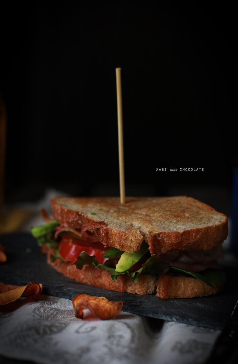 Club Sandwich, sandwich de pollo, bacon y aguacate, receta sandwich, estilismo culinario, blog de cocina, recetas, food styling, sandwich photography