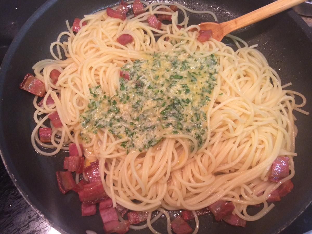 Ponemos la pasta en la sartén y añadimos a salsa y agua de cocción