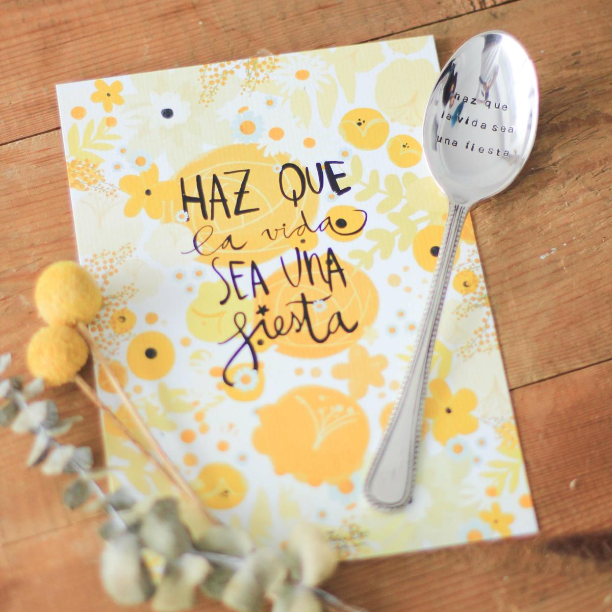 Lamina-cuchara-Haz-que-la-vida-sea-una-fiesta-El-sofa-amarillo-Lucia-Be-Maow-design-shop-2-web
