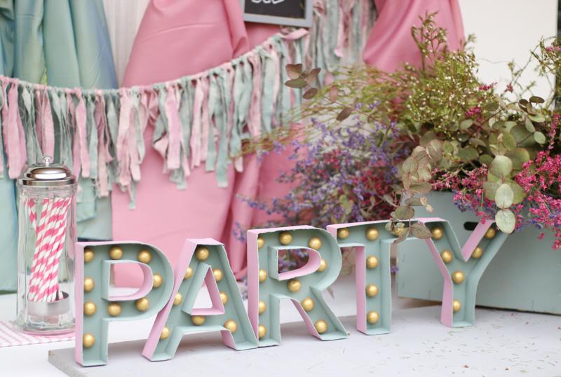 decora con letras de cartón - Ideas para fiestas en All Lovely Party