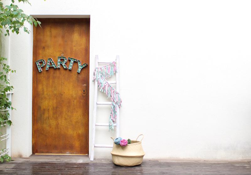 decora con letras de cartón - Ideas para fiestas en All Lovely Party