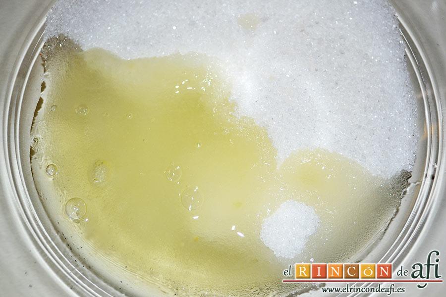 Semifrío de cerezas, en un bol ponemos el azúcar con 1 clara de huevo