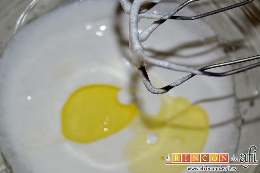 Semifrío de cerezas, batimos con ayuda de unas varillas eléctricas, añadimos la segunda clara cuando esté algo consistente y seguimos batiendo hasta que quede brillante y consistente. Reservamos