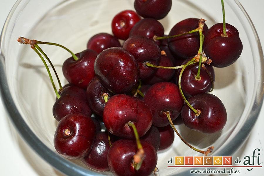 Semifrío de cerezas, lavamos las cerezas