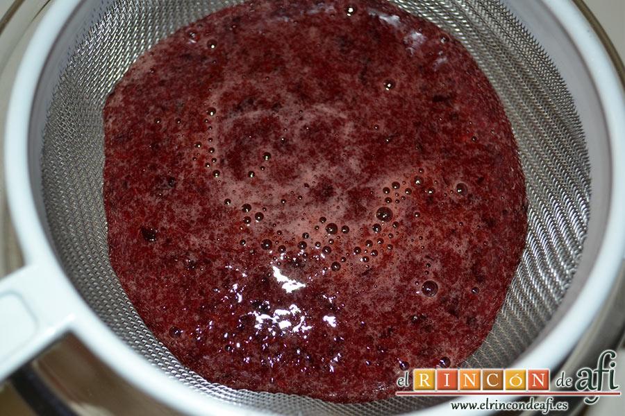 Semifrío de cerezas, tituramos bien, las colamos para retirar las pieles y colamos