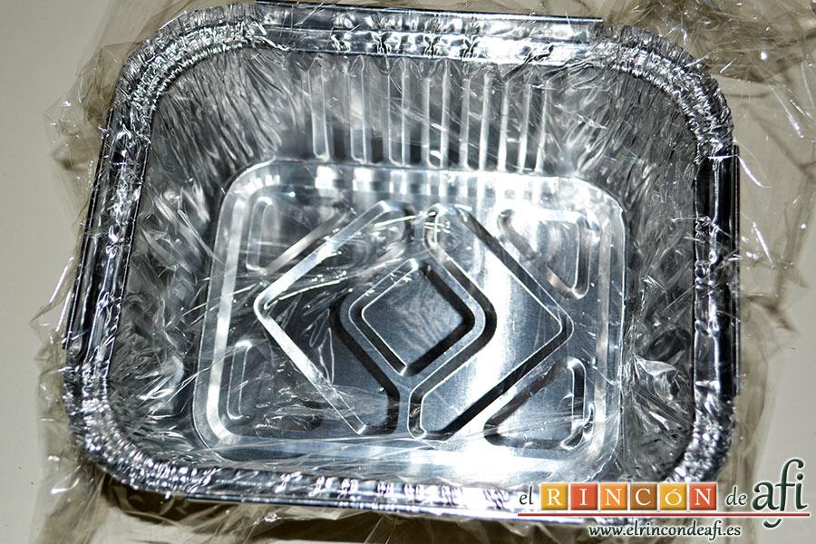 Semifrío de cerezas, preparamos unos moldes pequeños o uno grande alargado y los forramos con papel film dejando que sobresalga por los bordes para cubrir con el film una vez introducida la mezcla