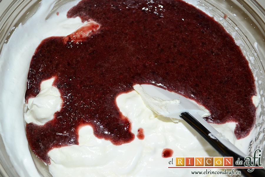 Semifrío de cerezas, al bol de las claras añadimos la nata (crema de leche) y las cerezas trituradas