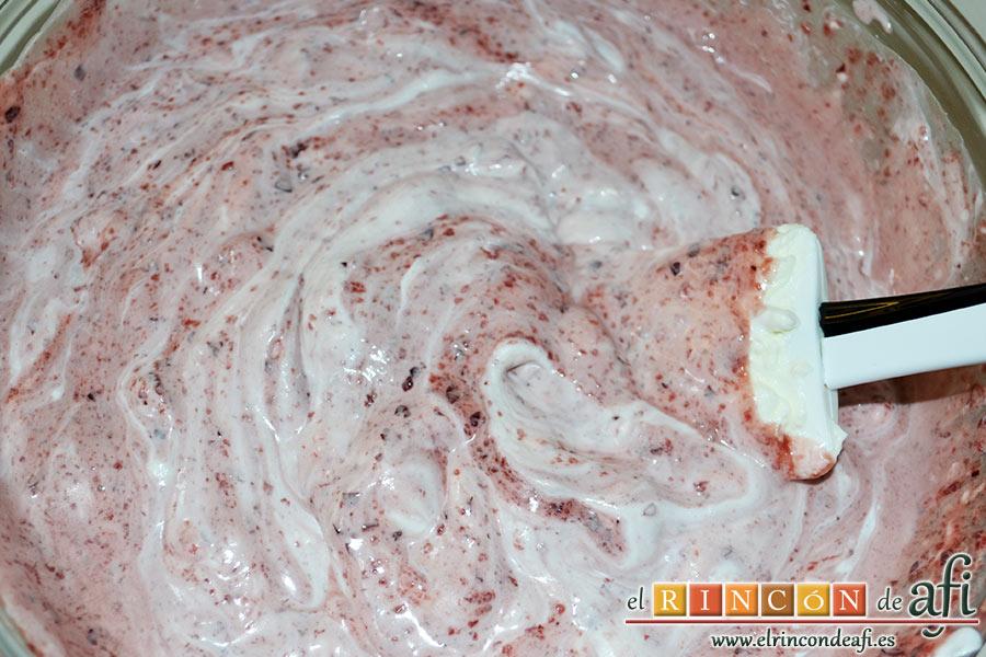 Semifrío de cerezas, removemos con movimientos envolventes para que quede un aspecto marmolado