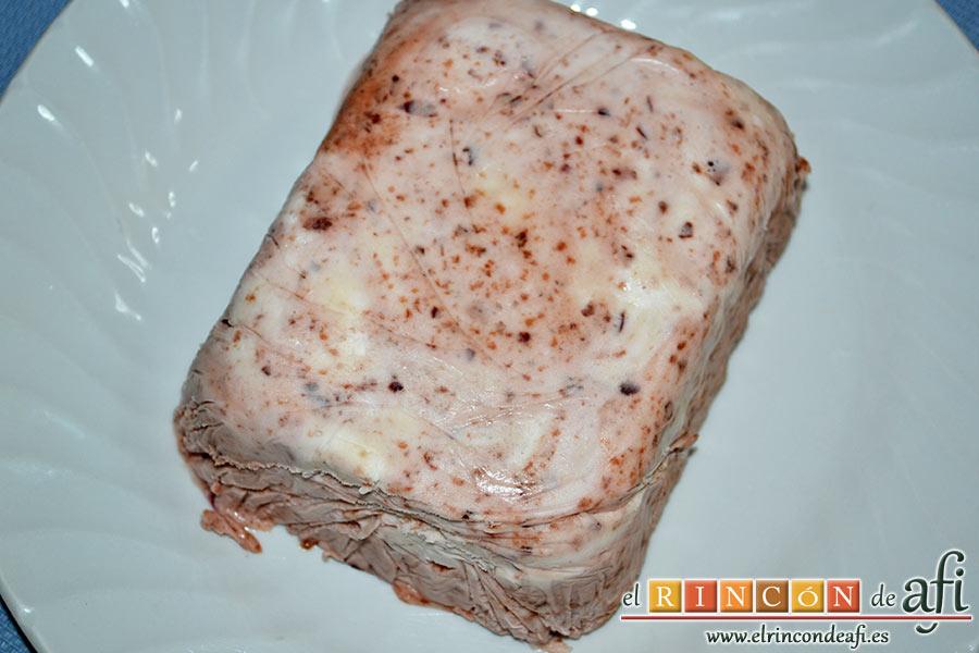 Semifrío de cerezas, cuando vayamos a utilizarlo lo desmoldamos retirando el papel film y lo cortamos en porciones