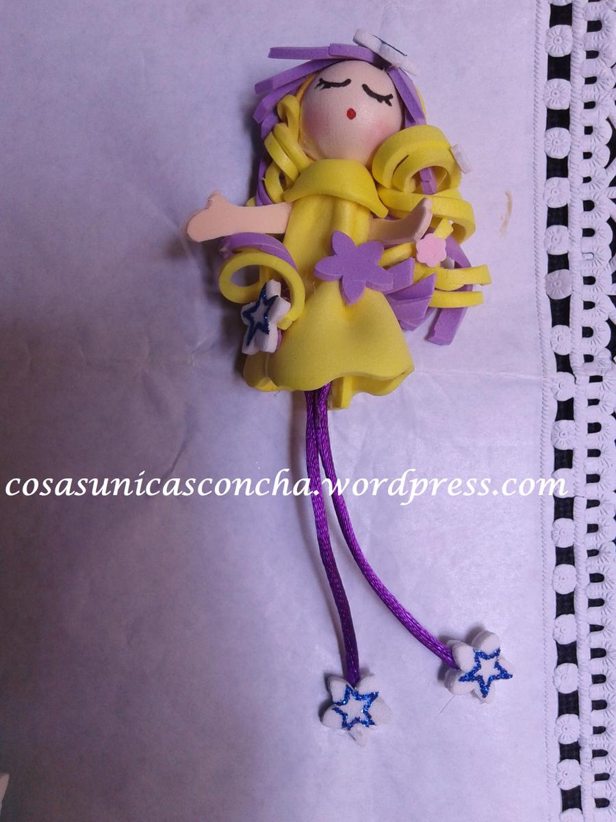 broche de muñequita de goma Eva