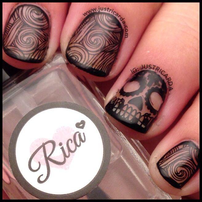 diseño de calavera uñas naturales