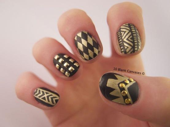 decorando uñas doradas con negro