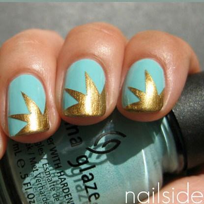 diseño de uñas azul con dorado