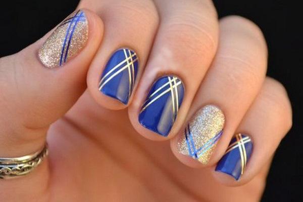 uñas decoradas con cintas dorado y azul