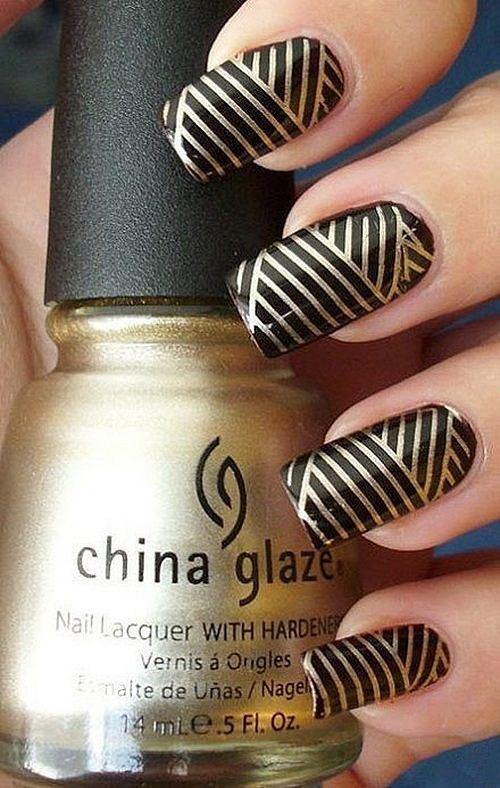 uñas largas doradas con cintas