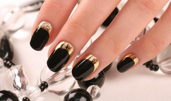 uñas negras con bordes dorados