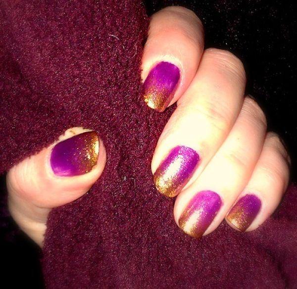 uñas violetas con dorado