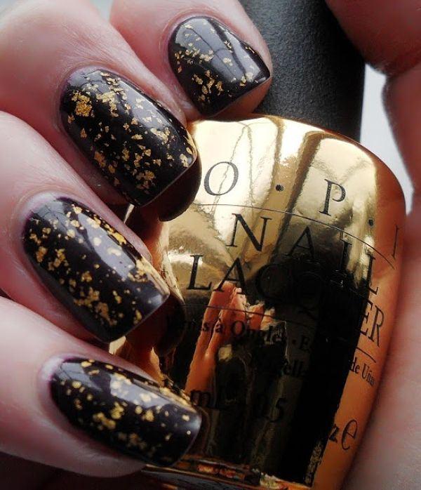 decorando uñas negras y doradas