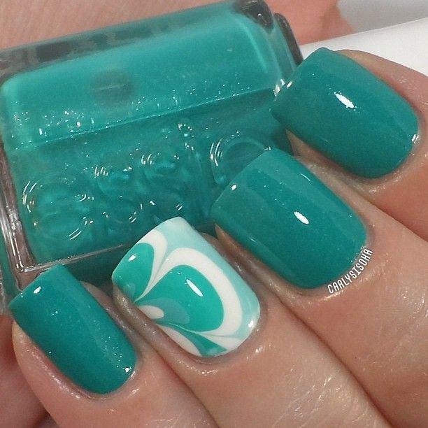 uñas verdes con flores