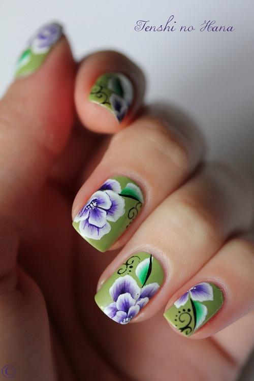 uñas decoradas de verde con flores