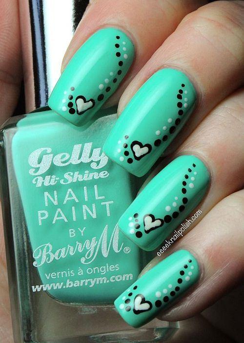 uñas decoradas de verde con corazones