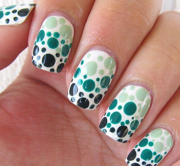 uñas blancas con pepas verdes