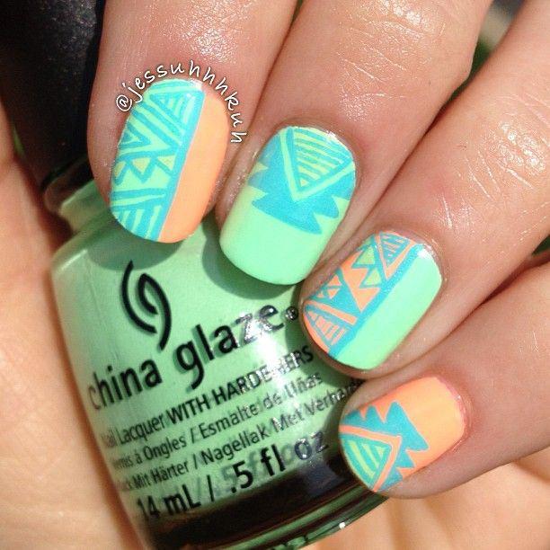 formas geometricas en uñas verdes
