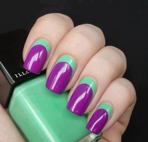 diseño morado y verde en uñas