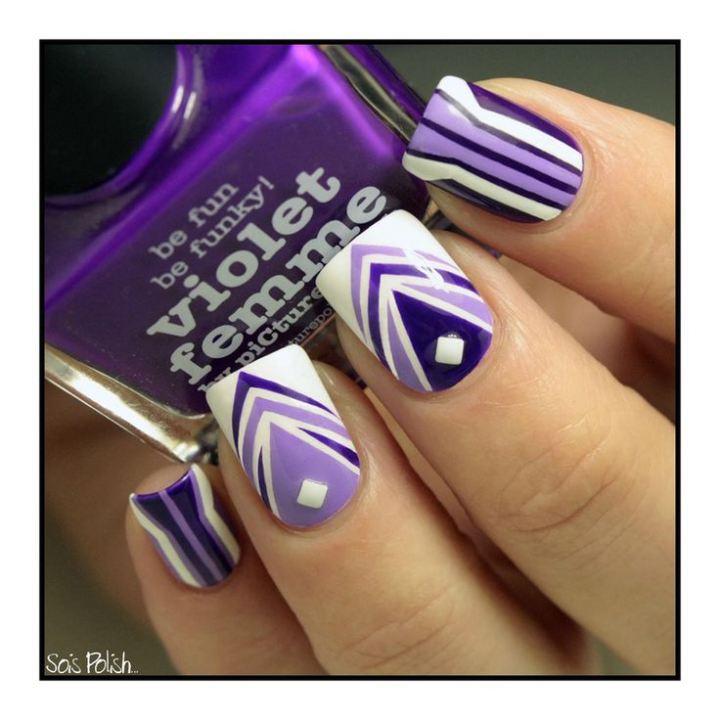 figuras geometricas en uñas moradas