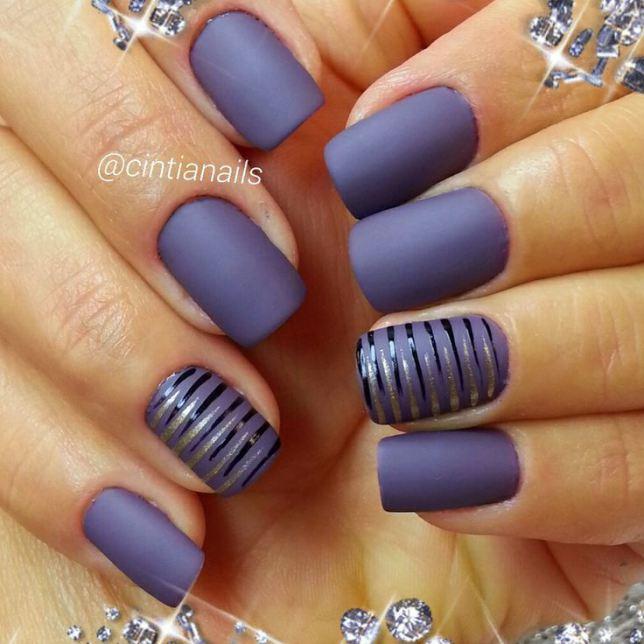 uñas azul violeta