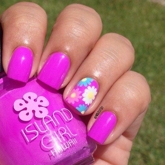 uñas cortas morado con flores
