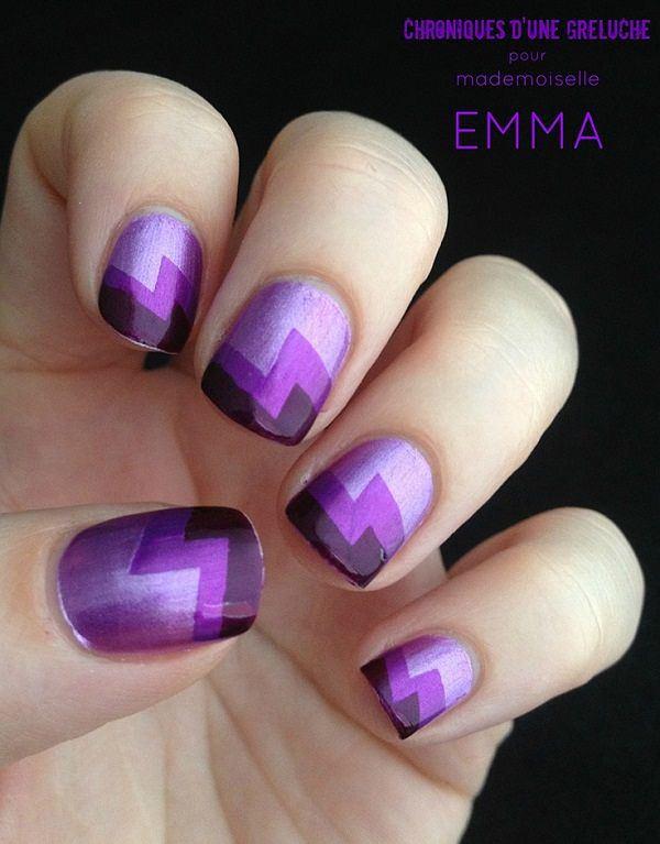 uñas cortas violetas con stickers