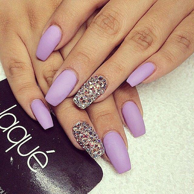 uñas largas violeta