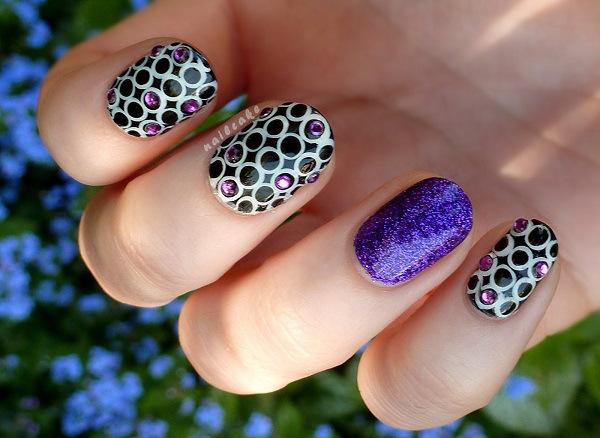 uñas moradas con accesorios