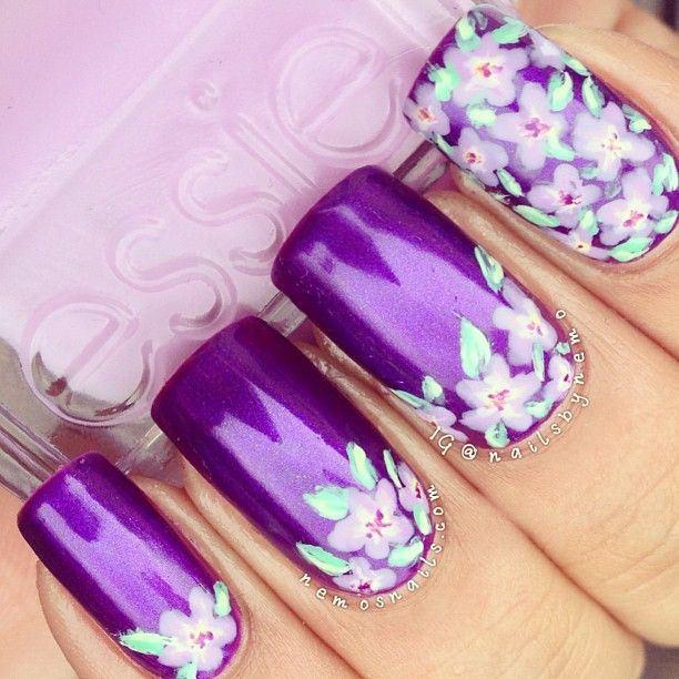 uñas moradas con flores