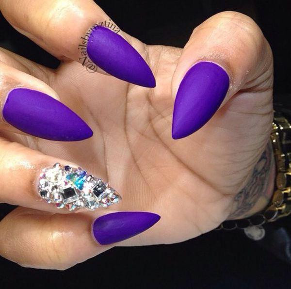 uñas moradas esculpidas